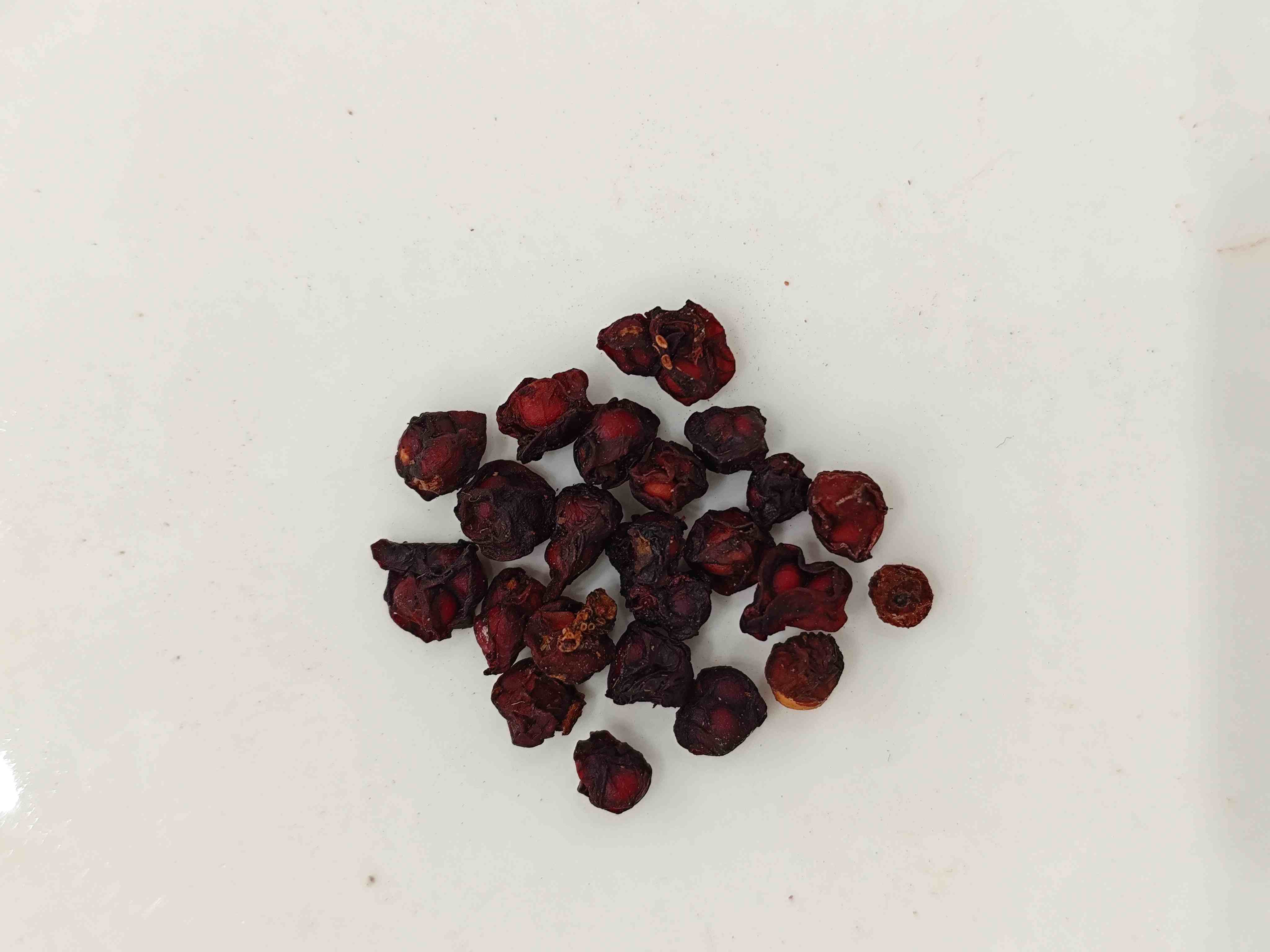 Schisandra Fruit (wrawèizǐ) :