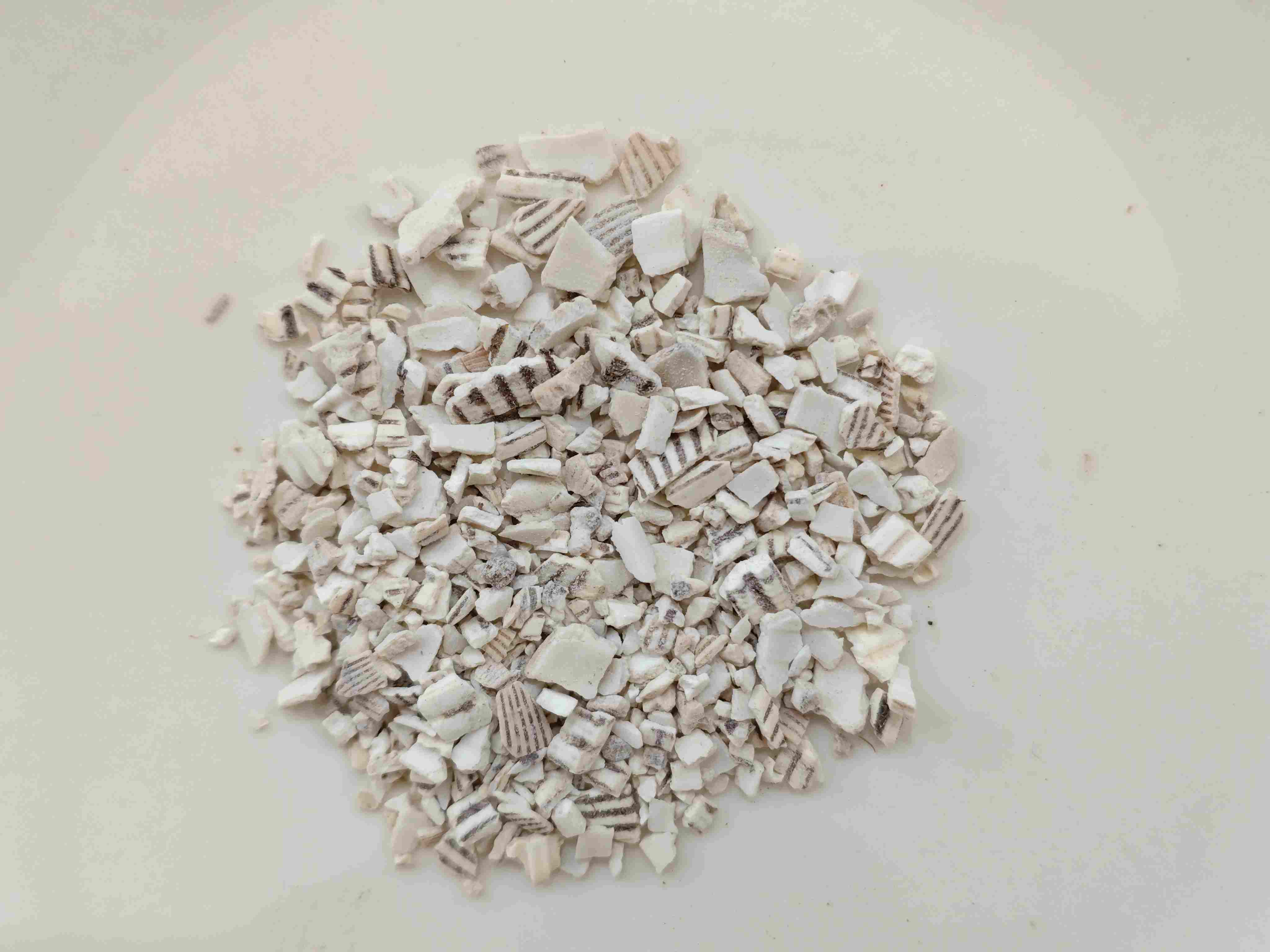 초가 타일 껍질 (wǎl&eacute;ngzǐ)